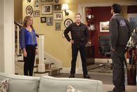 Last Man Standing – (v.li.) Nancy Travis (Vanessa Baxter), Tim Allen (Mike Baxter), Jordan Masterson (Ryan Vogelson).