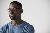 This Is Us - Das ist Leben – (2. Staffel) - Seine Vergangenheit belastet Randall (Sterling K. Brown) noch immer, doch er möchte es seinen Eltern gleichtun und ein Kind adoptieren ...