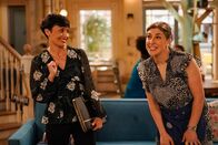 Call Me Kat – Olivia (Nicole Pacent, l.); Kat (Mayim Bialik, r.)