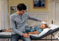 Sturm der Liebe – ARD STURM DER LIEBE FOLGE 1360 Uhr im ERSTEN. Debbie (Lea Marlen Woitack, r.) verliebt sich, als Jacob (Andreas Thiele, l.) sich rührend um sie kümmert ...
