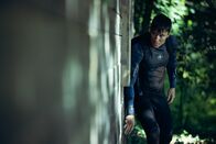 Operation Marea Negra – Nando (Álex González) flieht in den Wald nahe der Küste, um sich vor der Polizei zu verstecken.