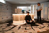 SOKO Stuttgart – Ein Fall mit vielen Rätseln: Der Betreiber eines Escape Rooms wurde erschlagen aufgefunden und Kommissar Rico Sander (Benjamin Strecker) sowie Streifenpolizistin Sibylle Beyer (Bärbel Stolz) durchforsten die gesamten Unterlagen des Rätselerfinders. Lässt sich in diesen tatsächlich ein Hinweis auf das Motiv der Tatperson finden?