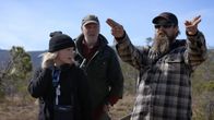 Fernab des Gesetzes – Carl führt Morgan und Don zu dem Ort, an dem er glaubt, eine Hupe gehört zu haben. (National Geographic)
