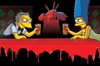 Die Simpsons – Nachdem Homer von den Rohren der Bierzapfanlage aufgespießt wurde, bekommt Moes (l.) Bier eine glücklich machende Wirkung, was auch Marge (r.) am eigenen Leibe erfährt ...