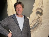 Heimat der Rekorde – Raimund Albersdörfer vor dem größten Plattenkalk-Fossil der Welt.