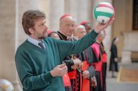 Habemus Papam - Ein Papst büxt aus – Solange Kardinal Melville vor seinen neuen päpstlichen Pflichten auf der Flucht ist, müssen die übrigen Kardinäle beschäftigt werden: Der Psychologe (Nanni Moretti) versucht es mit Volleyball.