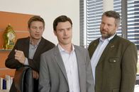 Die Rosenheim-Cops – Karl-Friedrich Hubachner (Martin Kaps, l.) beteuert zwar seine Unschuld am Tod seines Vaters, doch die Beweise der Cops Sven Hansen (Igor Jeftic, l.) und Stadler (Dieter Fischer, r.) sind erdrückend. Honorarfrei - nur für diese Sendung bei Nennung ZDF und Christian A. Rieger