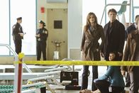 Castle – Als ein junger Hochleistungsschwimmer tot im Schwimmbad seiner Uni aufgefunden wird, haben Beckett (Stana Katic, M.) und Castle (Nathan Fillion, 2.v.r.) eine reiche Auswahl an Verdächtigen ...