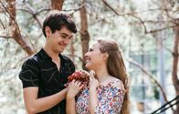 In aller Freundschaft – Lisa Schroth (Ella Zirzow) ist das erste Mal richtig verliebt. Doch ihr Freund Nils Winter (Paul Stiehler) ist schwer herzkrank, was die junge Liebe nicht einfach macht. Von himmelhoch jauchzend bis zu Tode betrübt, durchleben die beiden alles.
