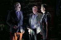 Hotel Heidelberg – Stefan (Stephan Grossmann), der Bauunternehmer Herr Körnler (Wolfgang Finck) und der Elektriker finden den Grund für den Stromausfall heraus.