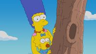 Die Simpsons – Marge (l.); Maggie (r.)