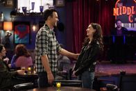 Call Me Kat – Max (Cheyenne Jackson, l.); Brigitte (Schuyler Helford, r.)