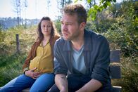 neoriginal: Like a Loser – Marie (Tinka Fürst, l.) und Julian (Ben Münchow, r.) teilen einen stillen Moment – reichen die Gefühle der beiden für eine gemeinsame Zukunft als Familie?