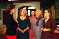 8 Frauen – Fanny Ardant (Pierrette), Catherine Deneuve (Gaby), Virginie Ledoyen (Suzon), Danielle Darrieux (Mamy) et Isabelle Huppert (Augustine).