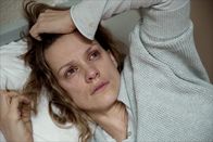 neoriginal: Tabula Rasa – Mie (Veerle Baetens) ist verzweifelt über die wiedergewonnene Erinnerung, dass ihre Tochter Romy (Cécile Enthoven) nicht mehr am Leben ist.