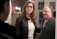 Tatort – Frank Thiel (Axel Prahl, rechts) freut sich über Damenbesuch (Ulrike Tscharre).