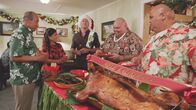 Hawaii Five-0 – Feiern ein besonderes Weihnachtsfest: (v.l.n.r.) Duke Lukela (Dennis Chun), Dr. Noelani Cunha (Kimee Balmilero), McGarrett (Alex O'Loughlin), Flippa (Shawn Mokuahi Garnett) und Kamekona (Taylor Wily) ...