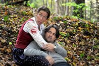 Vier Frauen und ein Todesfall – Adele Neuhauser (Julie), Harald Schrott (Raphael Dorn).