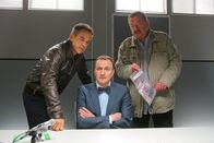 Die Rosenheim-Cops – Die Rosenheim-Cops (Florian Fitz, l., Joseph Hannesschläger, r.) vernehmen Dr. Kerber (Florian Reiners, M.).