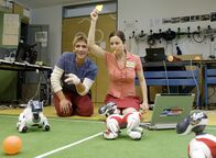 Löwenzahn – Die kleinen Hunderoboter sind auf Fußballspielen programmiert. Fritz Fuchs (Guido Hammesfahr) ist begeistert von der Technik sowie die Informatikerin (Inka Friedrich).