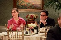 The Big Bang Theory – Leonard (Johnny Galecki, r.) und Amy (Mayim Bialik, l.) lernen sich etwas besser kennen, während Sheldon sich seiner neuen Eisenbahn widmet ...