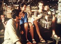 The Beach – The Beach Erfahren ein starkes Gemeinschaftsgefühl: Guillaume Canet als Etienne, Virginie Ledoyen als Françoise, Leonardo di Caprio als Richard Copyright: SRF/2000 Twentieth Century Fox Film Corporation