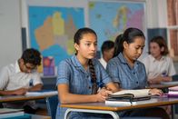 First Day - Ich bin Hannah – Jasmine (Arwen Diamond, M.) beschließt ebenfalls als Kandidatin für die bevorstehende Wahl zur Klassensprecherin zu kandidieren.