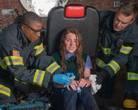 9-1-1 Notruf L.A. – L-R: Henrietta 'Hen' Wilson (Aisha Hinds), Cheri (KylieRae Condon) aund Bobby Nash (Peter Krause)