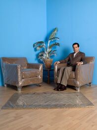 Monk – Seitdem seine Frau ermordet wurde, leidet der ehemalige Polizeiermittler Adrian Monk (Tony Shalhoub) unter starken Phobien.