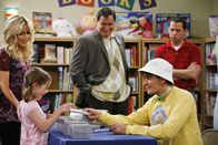 Two and a Half Men – Charlies (Charlie Sheen, 2.v.r.) Erfolg scheint unaufhaltsam zu sein, doch als sein Produzent Artie (Richard Kind, M.) ihn zwingt, ein öffentliches Konzert zu geben, glaubt Alan (Jon Cryer, r.) schadenfroh, dass er nun doch scheitern wird ...
