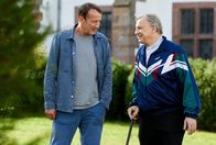 Tatort – Thorsten Falke (Wotan Wilke Möhring, l.) erholt sich nach dem Tod seiner Kollegin Julia Groß in einem Kloster – Pastor Otto (Hannes Hellmann) ist ein guter Ratgeber für den traumatisierten Kommissar.