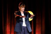 Kabarett am Freitag – Eva-Maria Marold; Eva-Maria Marold während ServusTV’s „Eva-Maria Marold - Radikal Inkonsequent“ im CasaNova in Wien, Österreich am 8. April 2024.