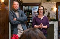 Der Wunschzettel – Paulines Mutter Wanda (Lena Stolze) und ihr Vater Birger (Hans-Uwe Bauer) haben der Familie etwas zu sagen.