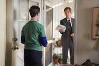 Young Sheldon – Sheldon Cooper (Iain Armitage, l.); Pastor Jeff (Matt Hobby, r.)
