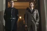 Ripper Street – Drum Drummond (Matthew Lewis, l.); Det. Sgt. Frank Thatcher (Benjamin O'Mahony, r.)