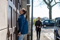 Tatort – Liv Moormann (Jasna Fritzi Bauer) und Linda Selb (Luise Wolfram, vlnr.) ermitteln beim Zigarren-Unternehmen Aufhoven.