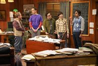 The Big Bang Theory – Sheldon (Jim Parsons, 2.v.l.) erhält vom zurückgezogen lebenden Wissenschaftler Dr. Wolcott (Peter MacNicol, l.) eine Einladung. Schließlich müssen Leonard (Johnny Galecki, M.), Howard (Simon Helberg und Raj (Kunal Nayyar, r.) erkennen, dass der Wissenschaftler mehr als ein wenig verrückt ist ...