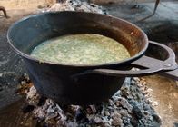 Epochenkochen – SWR Fernsehen EPOCHENKOCHEN, FOLGE 2, "Wie die Ritter tafelten" Uhr. Viele überlieferte Rezepte des Mittelalters verwenden Garten- und Wildkräuter wie hier die "Neunkräutersuppe", die eine typische Gründonnerstagssuppe war. Die Suppe erhält ihre Würze durch Kräuter wie Gundermann, Brennessel, Spitzwegerich u.a.