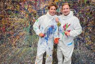Donnschtig-Jass – Moderator Stefan Büsser bei einem Actionpainting im Rahmen der «Color ta vie»-Challenge