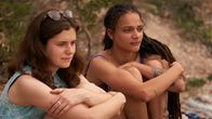 Conversations with Friends – Während eines ruhigen Momentes am Strand sprechen Frances (Alison Oliver, l.) und Bobbi (Sasha Lane, r.) über ihre Gefühle. Dabei erfährt Frances etwas, mit dem sie nicht gerechnet hätte.