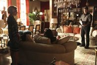 Castle – Nach einem Vorfall bei Ermittlungen in einem neuen Mordfall gerät Castle (Nathan Fillion, r.) in eine Parallelwelt. Nun muss er seiner Tochter Alexis (Molly C. Quinn, M.) und sein Mutter Martha (Susan Sullivan, l.) klarmachen, dass das nicht das normale Leben ist ...