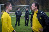 Notruf Hafenkante – Melanie (Sanna Englund, 2.v.r.) und Mattes (Matthias Schloo, 2.v.l.) werden Zeugen eines Streits zwischen Yanik Jungbluth (Aaron Koszuta, l.) und dessen Trainer Klaus Wernicke (Nils Schulz, r.)