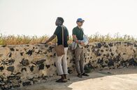Der andere Vater – Thibaut (Jean Le Peltier, re.) wird auf der Insel Gorée von seinen Erinnerungen eingeholt: Im Afroamerikaner Miles (Ladi Emeruwa, li.) hatte er dort seine große Liebe gefunden.