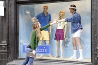 How I Met Your Mother – Kommt Barneys (Neil Patrick Harris, r.) neuer Trick als Schaufensterpuppe gut bei den Frauen an?