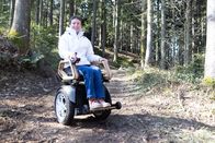 P.M. Wissen – Elisabeth Gast kann aufgrund einer Rückenmarksverletzung nur kurze Strecken gehen. Sie testet den neuen Rollstuhl mit einer Ausfahrt in den Wald.