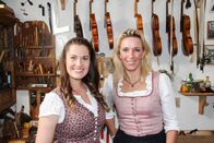 Heimatleuchten – Conny Buergler mit Geigenbauerin Maria Sandtner (rechts), Mittenwald