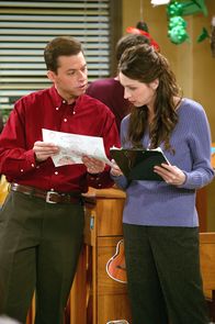 Two and a Half Men – Als die Kinds erfahren, dass Charlie der Komponist beliebter Werbe-Jingles ist, die sie alle auswendig kennen, sind sie Feuer und Flamme und weigern sich, mit Alan (Jon Cryer, l.) und Judith (Marin Hinkle, r.) zu arbeiten ...