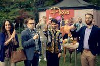 All You Need – Levo (Arash Marandi, Mitte) stößt mit seiner Mutter Anoush (Jale Arikan), seinem Vater Volker (Matthias Freihof) und seinem Partner Tom (Mads Hjulmand, re.) auf die Rede an.