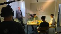 Täter - Opfer - Polizei - Extra – Dreharbeiten, Zeugenvernehmung, nachgestellte Szenen mit Komparsen.