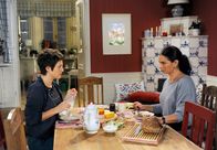 Rote Rosen – ARD ROTE ROSEN FOLGE 1423 Uhr im ERSTEN. Vera (Sandra Speichert, r.) erzählt Ariane (Alexandra Horn, l.) von Jans Aktionen gegen ihren Bioladen.